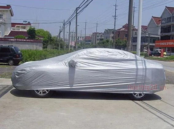 Bạt phủ xe ô tô tráng bạc được gấp gọn gàng sau khi sử dụng