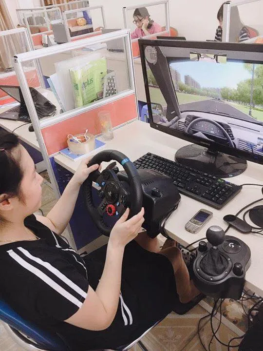 Học viên đang trải nghiệm mô hình học lái xe, thể hiện tính ứng dụng cao của công nghệ này