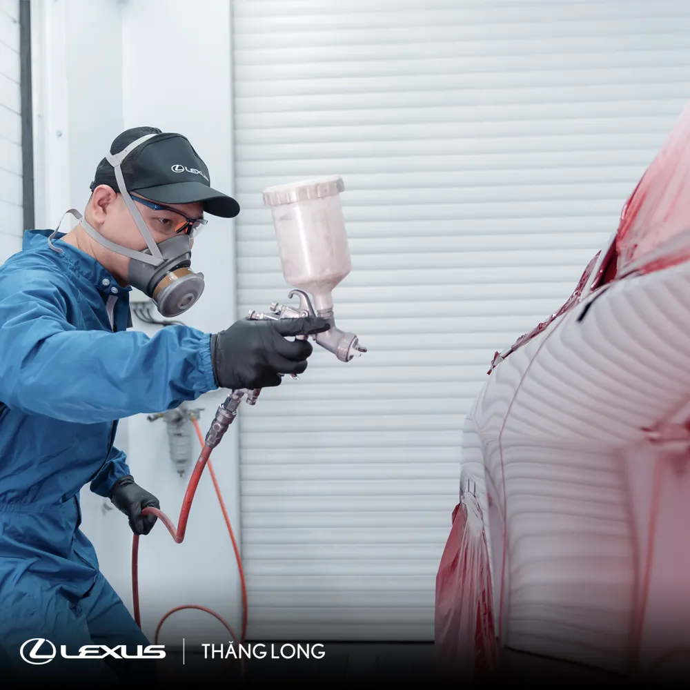 Đội ngũ nhân viên Lexus hỗ trợ khách hàng các thủ tục đăng ký xe lăn bánh nhanh chóng