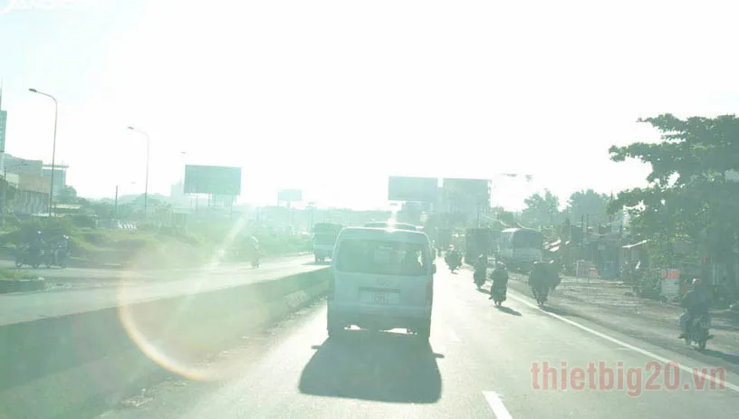 Thảm lót taplo ô tô giúp tài xế ngăn chặn ánh sáng phản chiếu gây lóa mắt