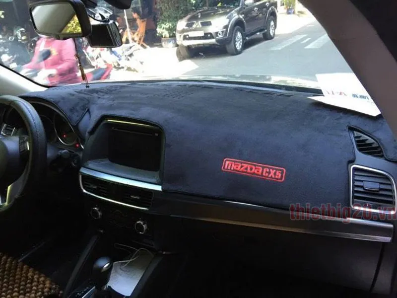 Thảm lót taplo ô tô chất liệu lông cừu màu đen