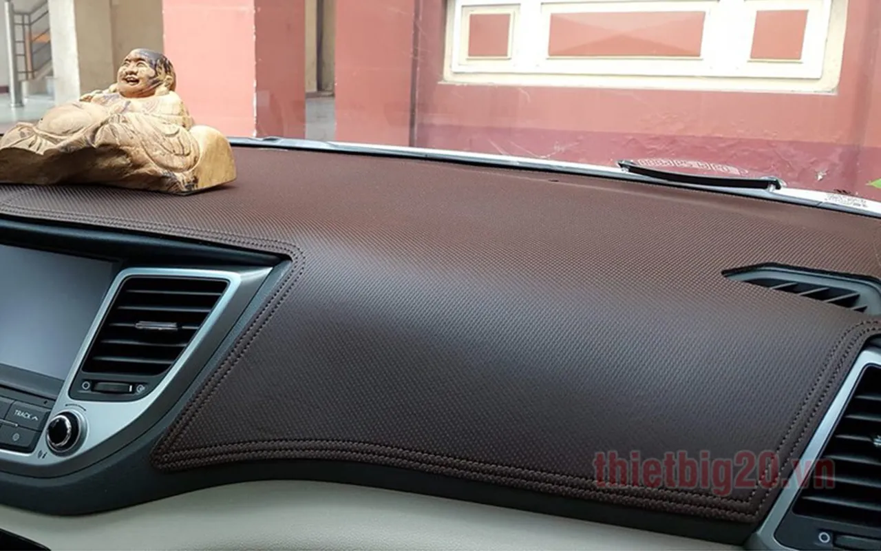 Thảm lót taplo ô tô chất liệu da vân carbon