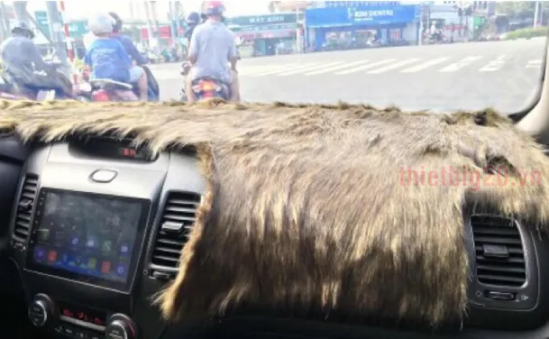 Thảm lót taplo ô tô chất liệu lông thú nhân tạo