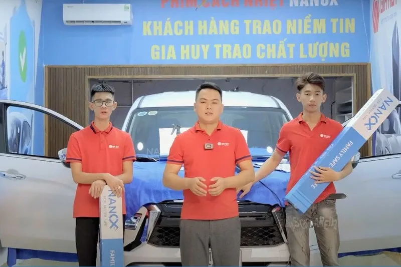 Chuyên viên kỹ thuật đang thi công dán phim cách nhiệt cho xe ô tô tại Nội Thất Gia Huy