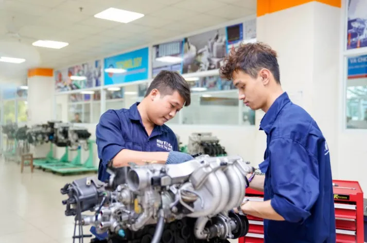 Kỹ sư công nghệ ô tô điện đang kiểm tra mô-tơ và pin năng lượng cao