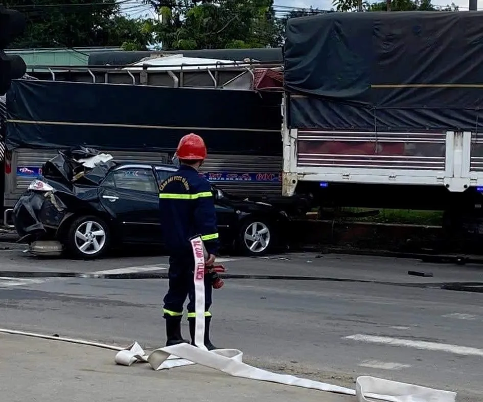 Lực lượng chức năng TP. Tân Uyên xử lý vụ tai nạn liên hoàn liên quan đến tài xế xe ben chở đất