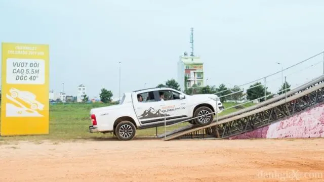 Chi tiết đèn pha và lưới tản nhiệt mới của Colorado