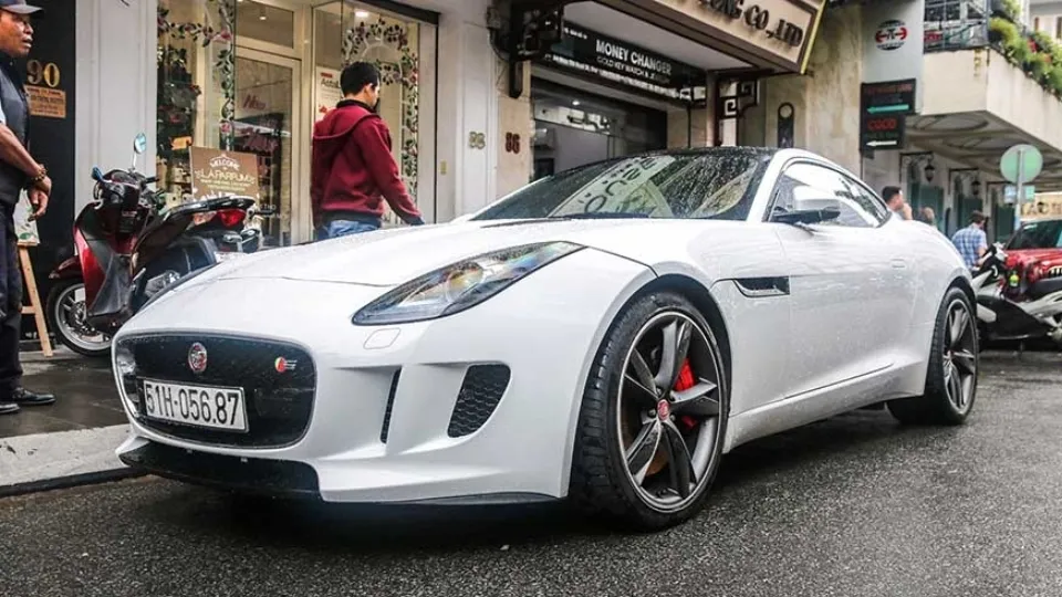 Xe có biển số màu trắng