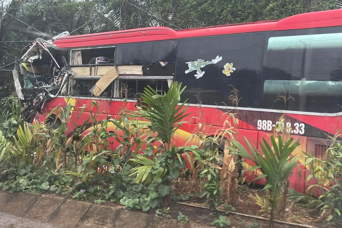 Hai xe khách tông nhau trên quốc lộ 14, một tài xế tử vong - 1