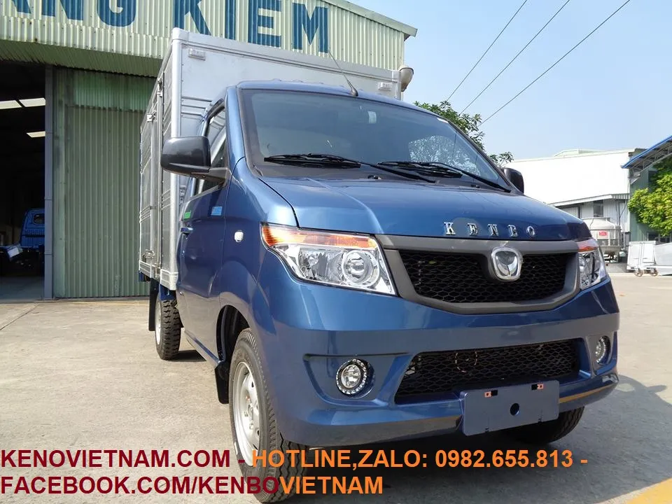 Hình ảnh xe bán tải thùng kín Kenbo 900Kg màu trắng chụp từ bên hông, thể hiện kích thước thùng xe và thiết kế hiện đại