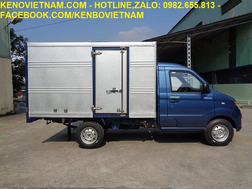 Xe Kenbo thùng kín màu trắng chụp nghiêng, nhấn mạnh chi tiết cửa hông tiện lợi khi bốc dỡ hàng hóa