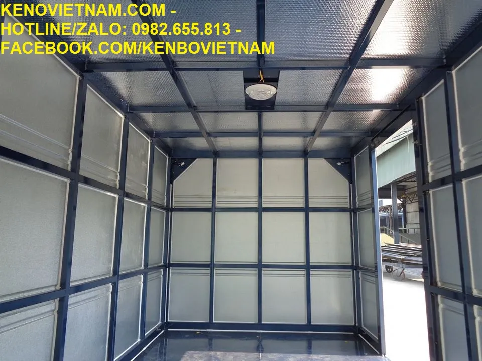 Nội thất khoang hàng của xe Kenbo thùng kín, cửa hông mở rộng, tiện lợi cho việc bốc dỡ hàng hóa