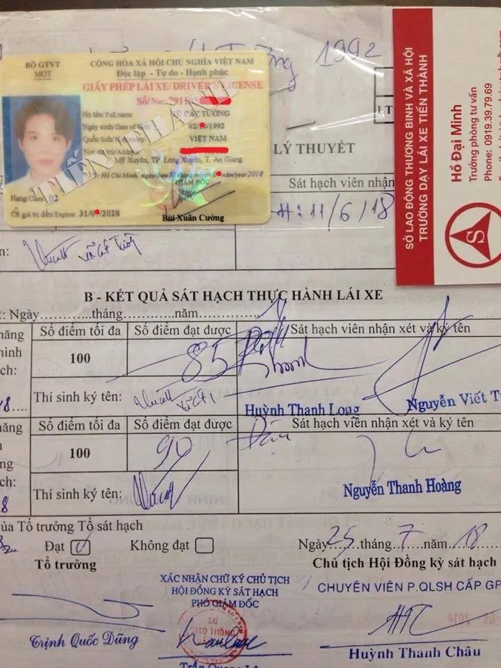 Giáo viên hướng dẫn học viên thực hành lý thuyết và luật giao thông trong lớp học