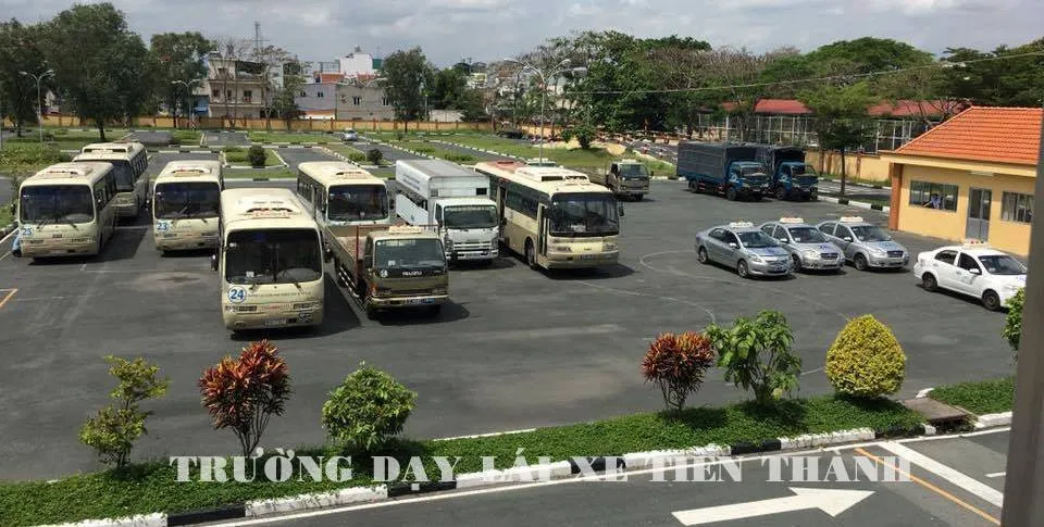 con gái học lái xe ô tô