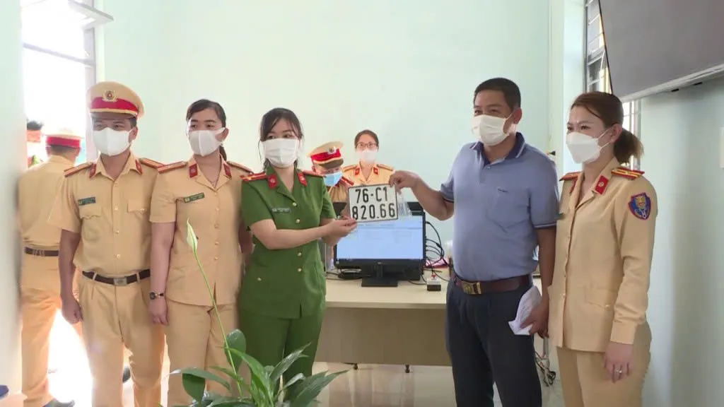 Đối với cấp mới, người dân Quảng Ngãi cũ được cấp biển 76 và người dân Kon Tum cũ được cấp biển 82