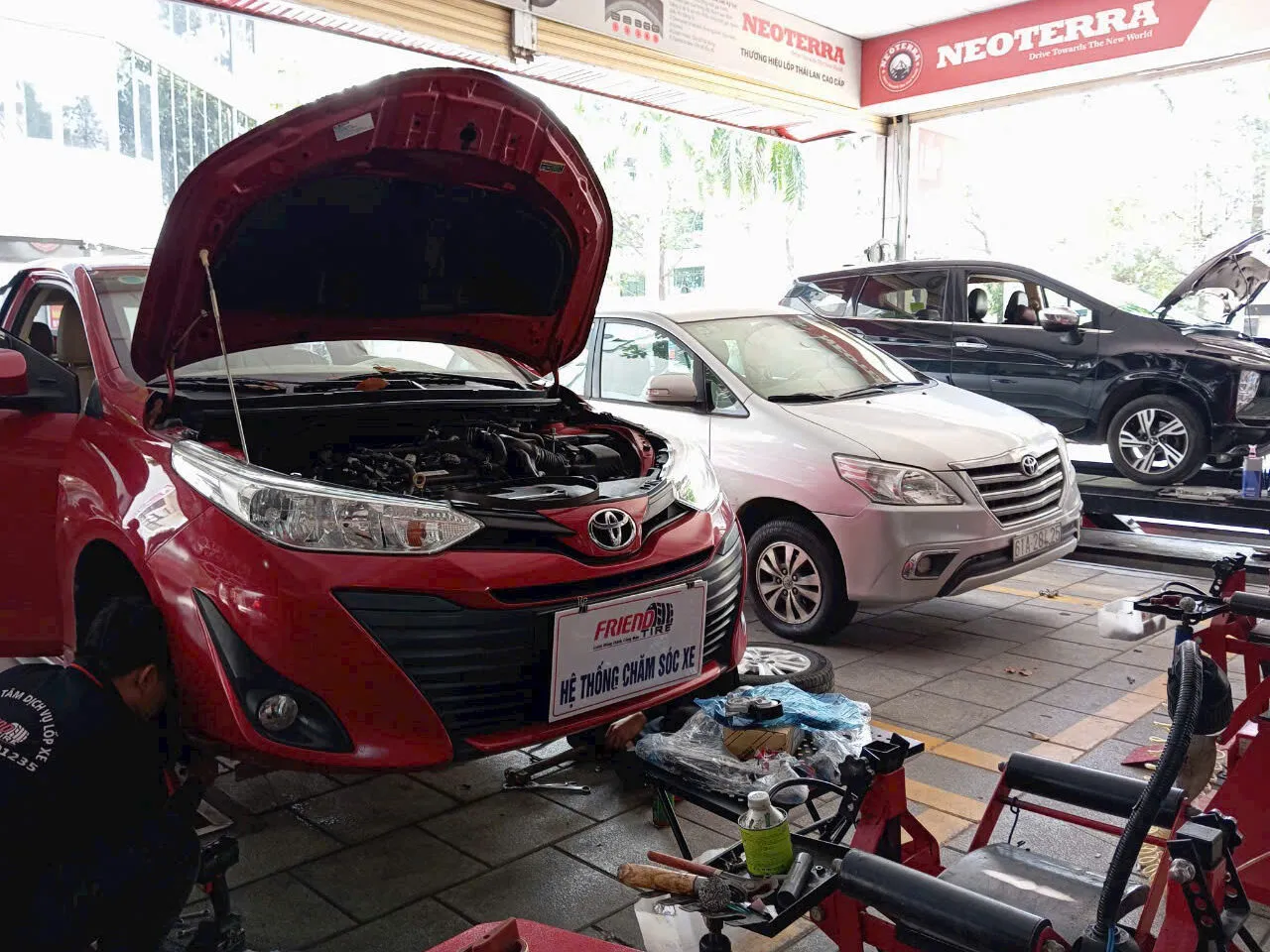 Tài xế đang kiểm tra xe tại garage, hoạt động quan trọng trong cách kinh doanh ô tô hiệu quả