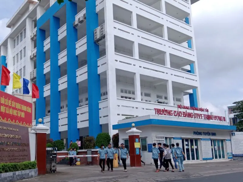 Sinh viên ngành Công nghệ Ô tô Trường Cao đẳng GTVT Trung ương III thực hành trong phòng thí nghiệm đạt chuẩn