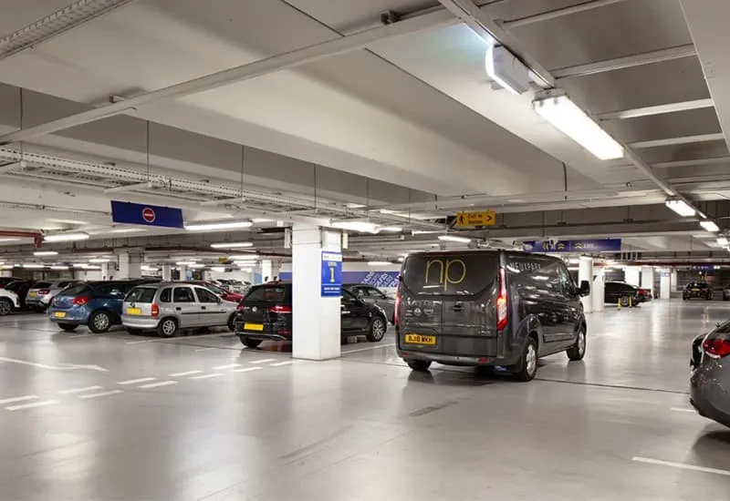 Bãi đỗ xe ô tô tại khu vực Quận Hoàng Mai, thường là bãi đỗ lớn