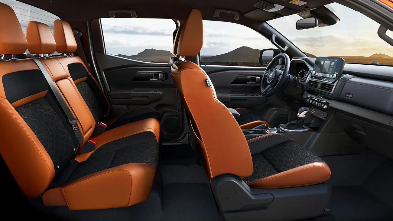 Hình ảnh hàng ghế sau rộng rãi, thoải mái với không gian để chân hàng đầu phân khúc của xe bán tải Mitsubishi