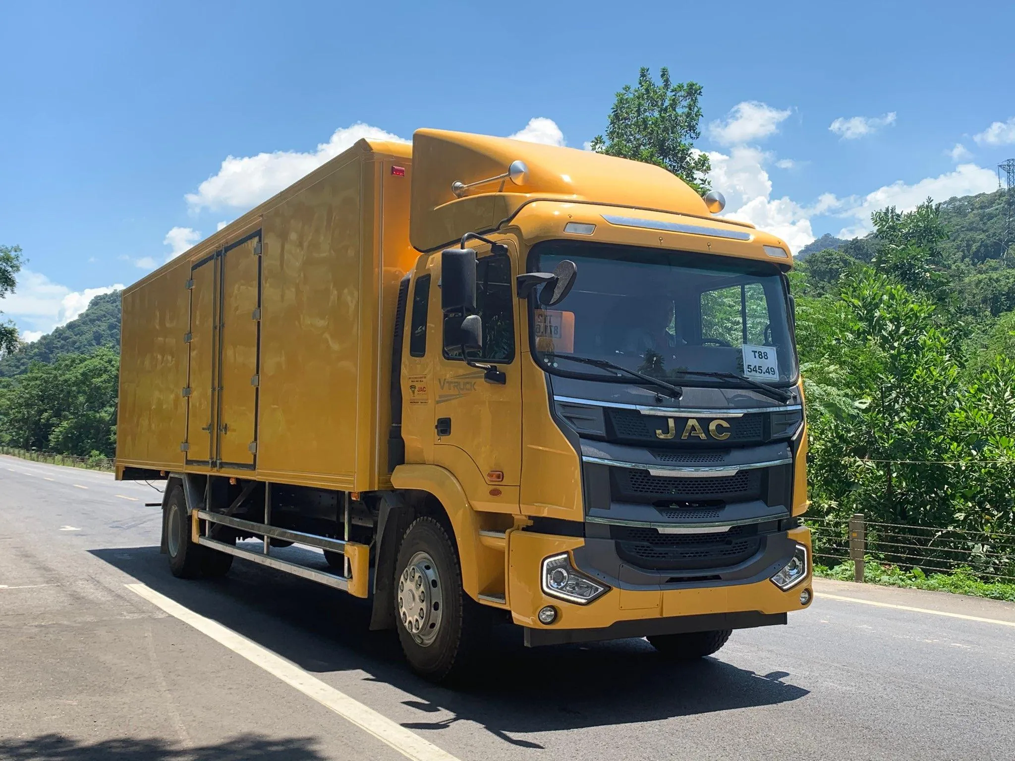 Xe tải thùng kín cho các loại hàng hóa có giá trị an toàn khi vận chuyển