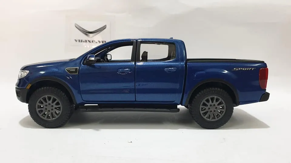 Mô hình Ford Ranger bán tải nhìn từ phía sau bên trái, tập trung vào chi tiết thùng xe và lốp cao su