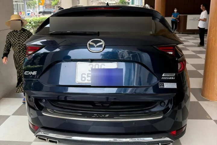 Hình ảnh xe cứu thương vượt đèn đỏ trong tình huống cấp cứu, là trường hợp đặc biệt không bị phạt nguội