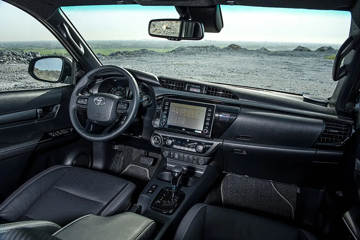 Nội thất xe Toyota Hilux đơn giản thực dụng đối thủ của Ford Ranger
