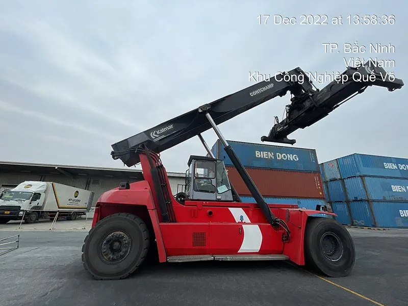 Xe cẩu bánh béo vận hành