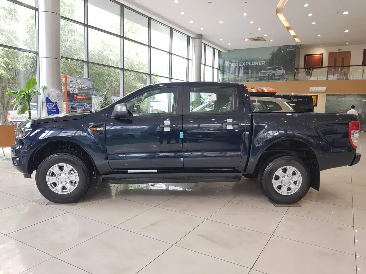 Ford Ranger 2020 đang vượt qua địa hình đá, thể hiện khả năng vận hành mạnh mẽ