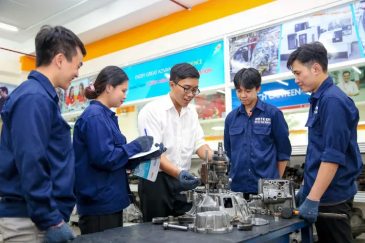 Kỹ sư tương lai học điện ô tô ra làm gì: Kiểm tra bộ điều khiển xe điện