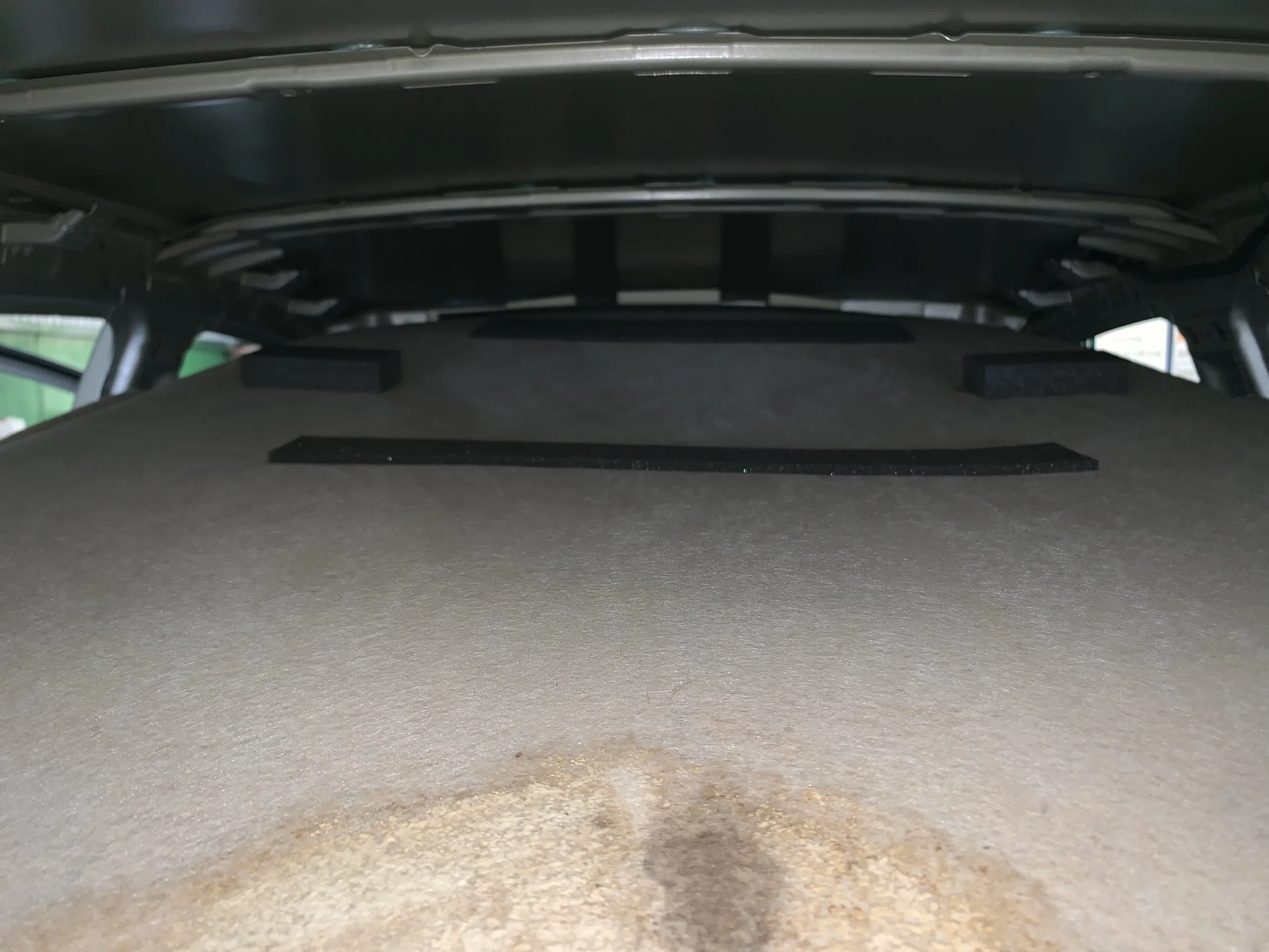 Tháo tấm nỉ trần xe ô tô để dán vật liệu cách âm, xử lý tiếng ồn mưa và tiếng ồn khí động học