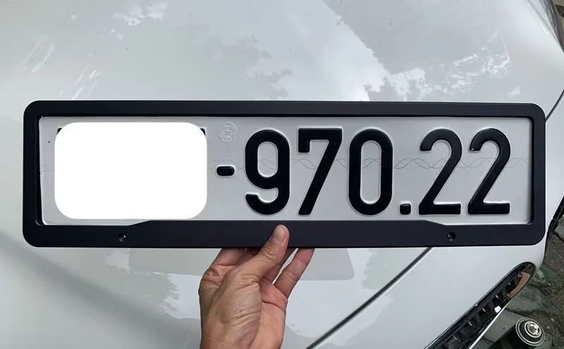 Lớp mica trong suốt bảo vệ biển số xe ô tô khỏi bụi bẩn và nước mưa
