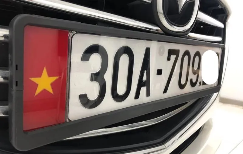 Khung inox chắc chắn bảo vệ biển số khi va chạm nhẹ