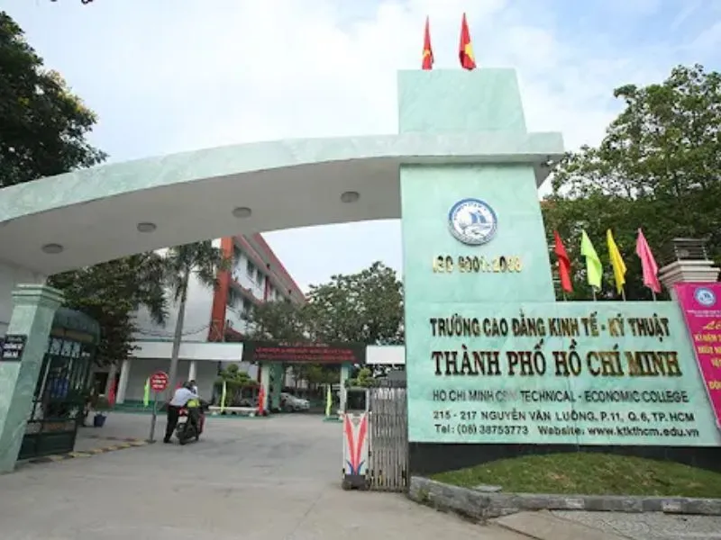 Học công nghệ ô tô nên học trường nào: Khuôn viên Trường Cao đẳng Kinh tế – Công nghệ TP.HCM