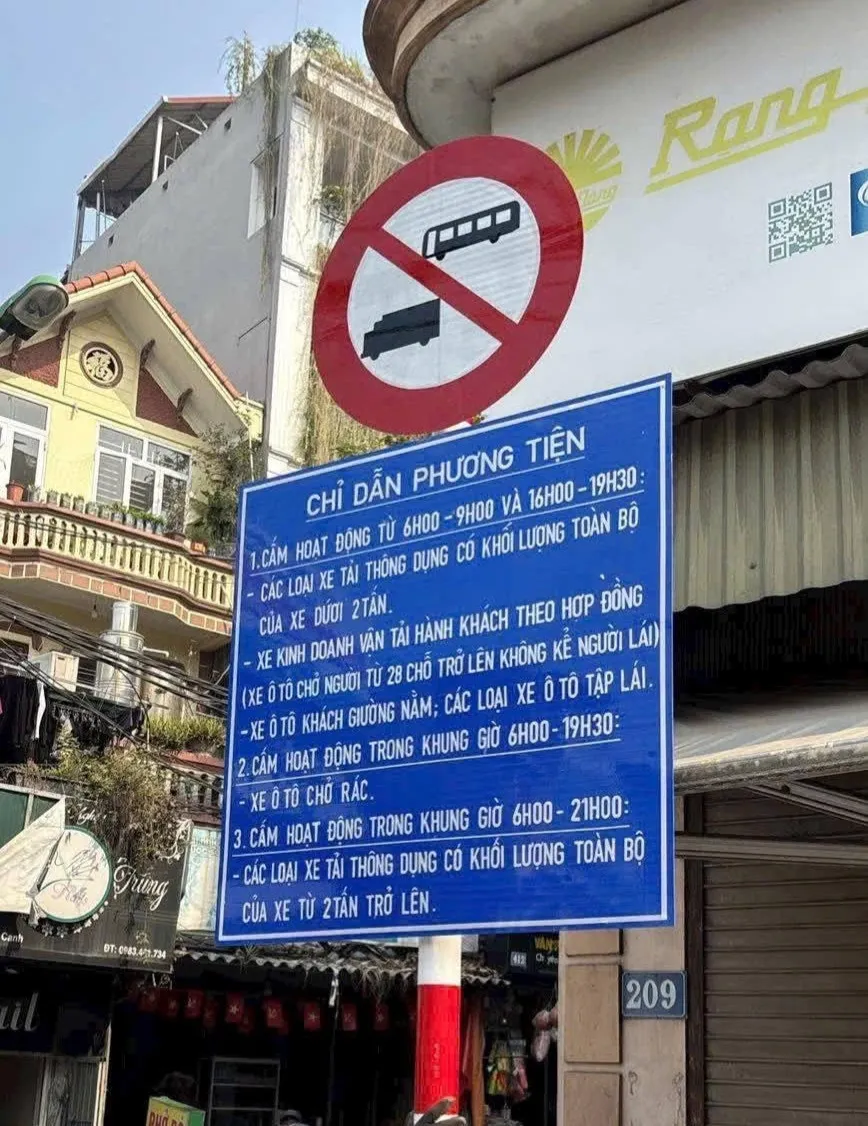 Biển báo cấm và biển chỉ dẫn phương tiện đã được lắp tại nhiều tuyến phố ở Hà Nội.