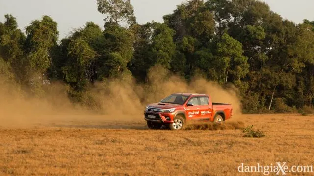 Nội thất và bảng điều khiển của Toyota Hilux