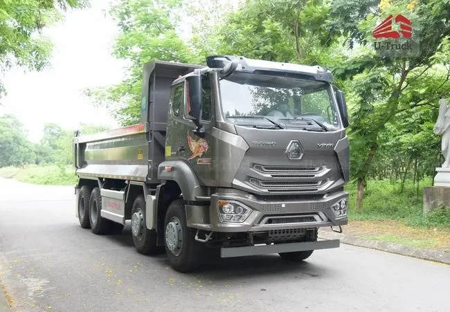 Chiếc xe ben màu trắng đang hoạt động trong công trường, thể hiện sự linh hoạt của dump truck