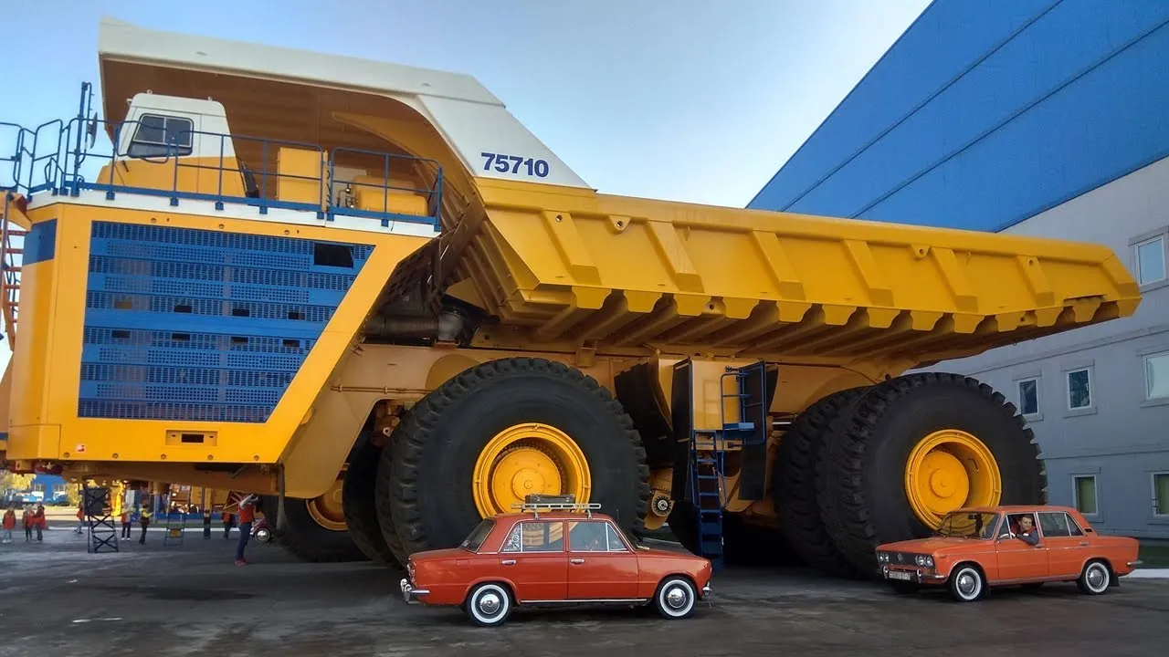 Hình ảnh chiếc BelAZ 75710, xe ben lớn nhất thế giới, thể hiện khả năng vận tải hạng nặng 450 tấn