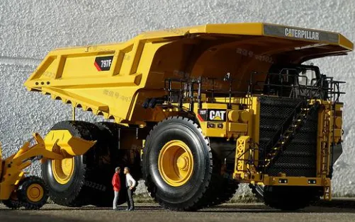 Caterpillar 797F, một trong những chiếc xe ben lớn nhất thế giới, đang di chuyển trên công trường mỏ