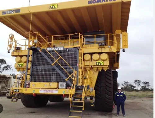 Komatsu 960E-1, một chiếc xe ben cỡ lớn được sản xuất bởi Komatsu của Nhật Bản