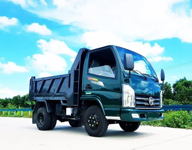 Hình ảnh chi tiết xe tải Ben Chiến Thắng 2.35 tấn, thể hiện kích thước nhỏ gọn và thùng tự đổ chắc chắn