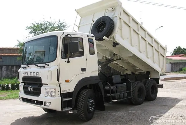 Hình ảnh cabin và ngoại thất xe tải ben Hyundai, nổi bật với thiết kế hiện đại và bền bỉ