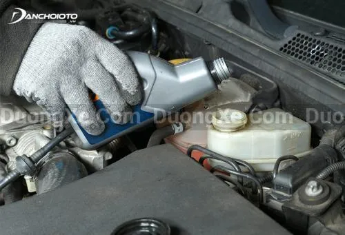 Đổ dầu động cơ mới đúng định mức cho xe ô tô