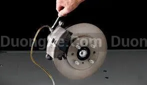 Kiểm tra và xả dầu cũ khỏi hệ thống xe ô tô