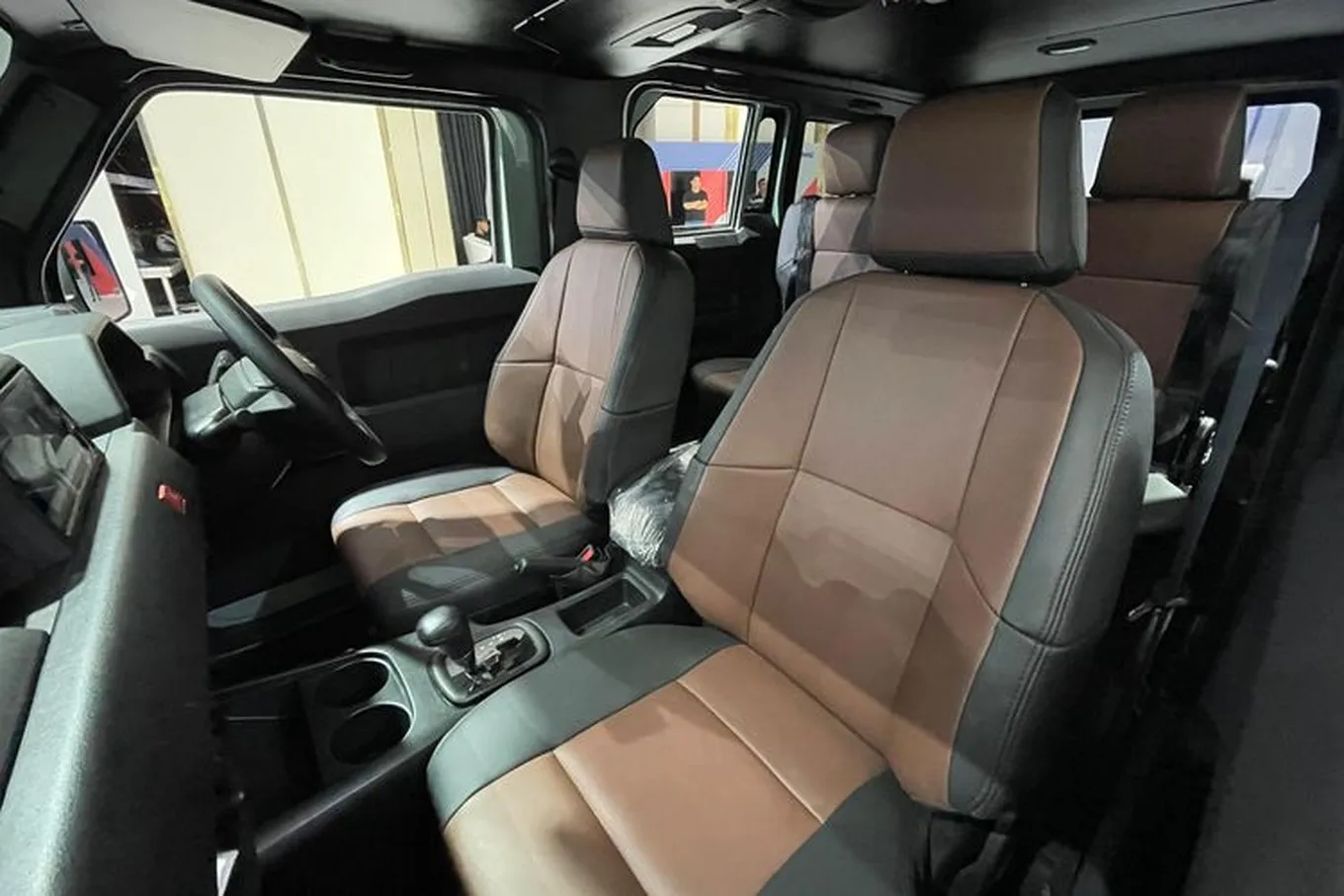 Ghế ngồi bọc vật liệu giống da trên mẫu Hilux Rangga SUV 7 chỗ