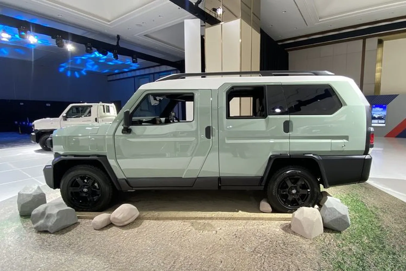 Cận cảnh Hilux Rangga SUV 7 chỗ với thiết kế thân xe được hoán cải