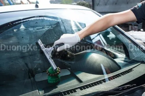 Kính ô tô bị nứt cần được xử lý nhanh chóng để ngăn vết nứt lan rộng và đảm bảo an toàn khi lái xe