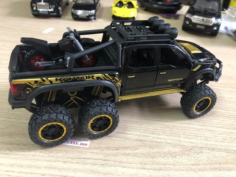Mô hình Ford 6 bánh nhìn từ góc nghiêng, thể hiện sự đồ sộ của thân xe