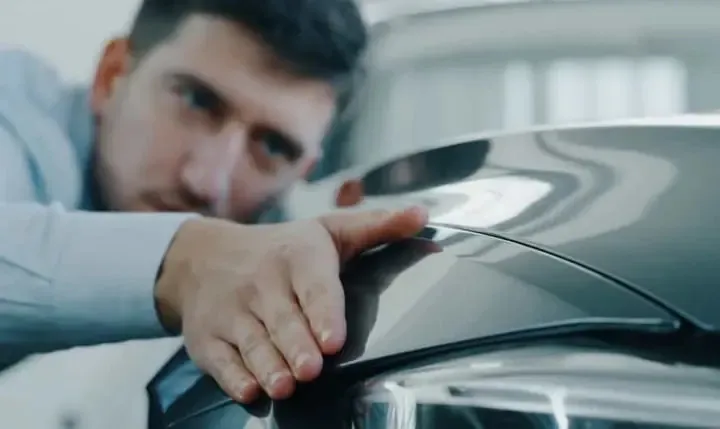 Keo chỉ xe ô tô bị thừa hoặc méo hai bên không cân đối chứng tỏ xe từng bị đâm đụng