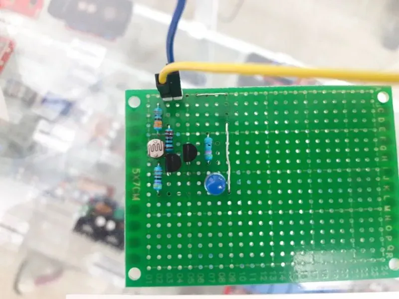 Mạch cảm biến ánh sáng đơn giản đã lắp ráp hoàn chỉnh trên board mạch thử nghiệm